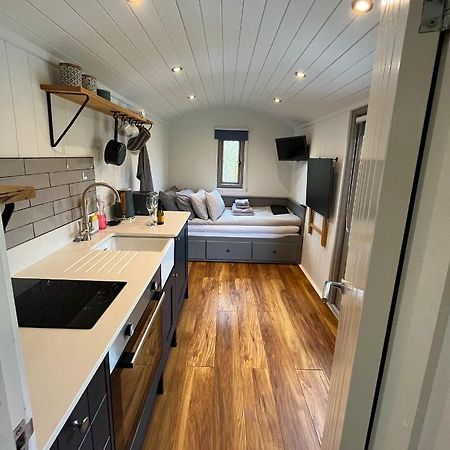 Luxury Shepherds Hut - The Moorhen By The Lake York Dış mekan fotoğraf
