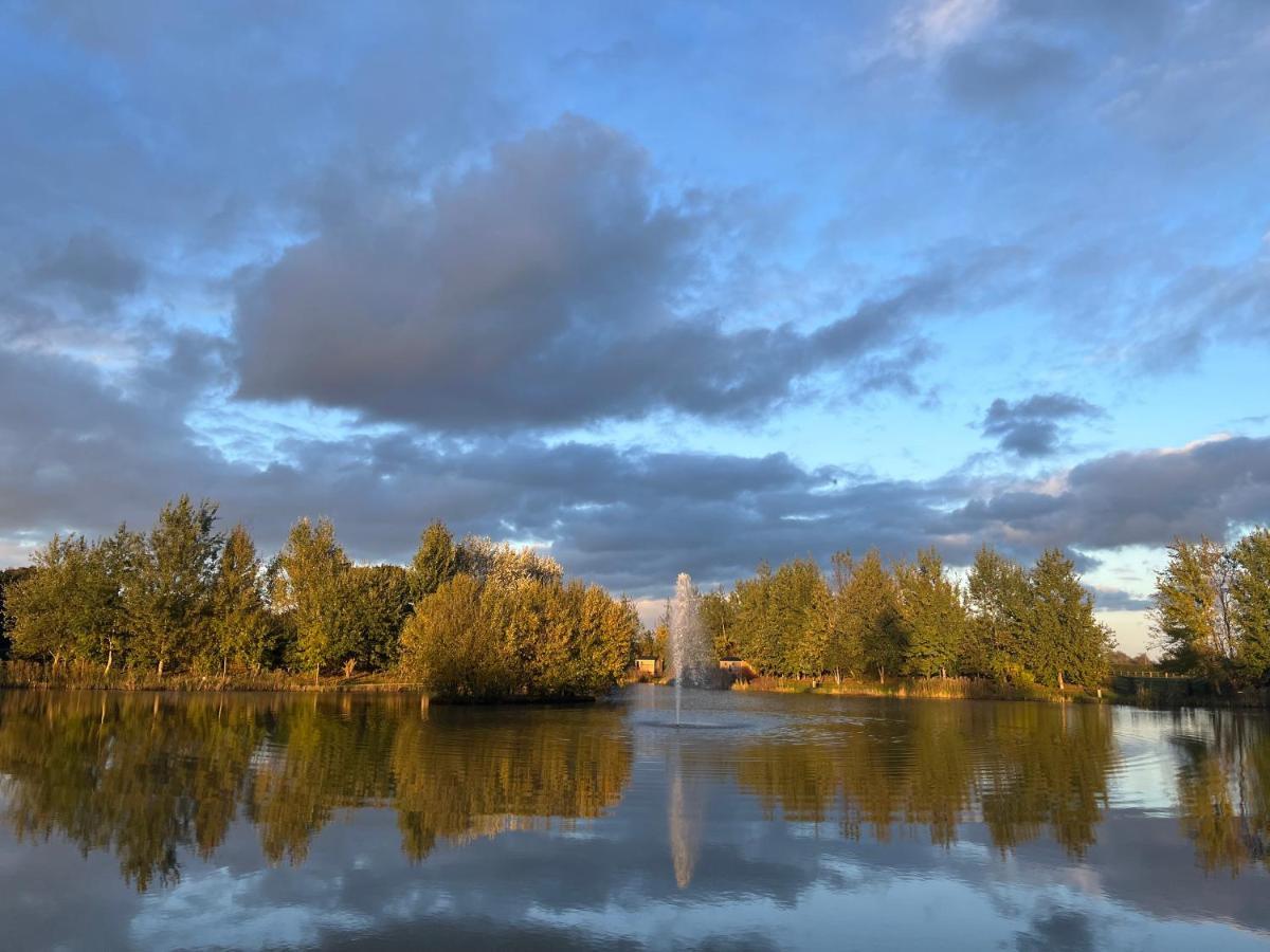 Luxury Shepherds Hut - The Moorhen By The Lake York Dış mekan fotoğraf
