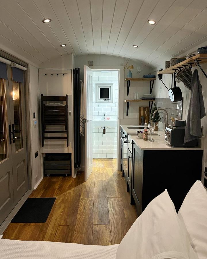 Luxury Shepherds Hut - The Moorhen By The Lake York Dış mekan fotoğraf