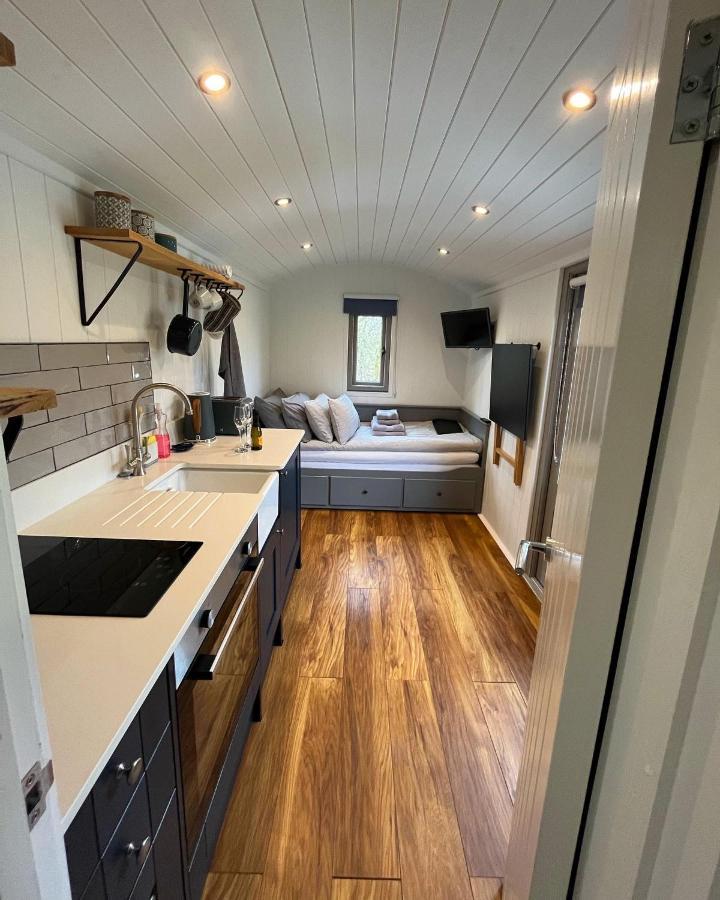 Luxury Shepherds Hut - The Moorhen By The Lake York Dış mekan fotoğraf
