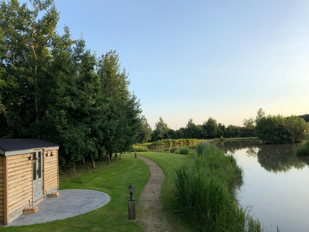 Luxury Shepherds Hut - The Moorhen By The Lake York Dış mekan fotoğraf
