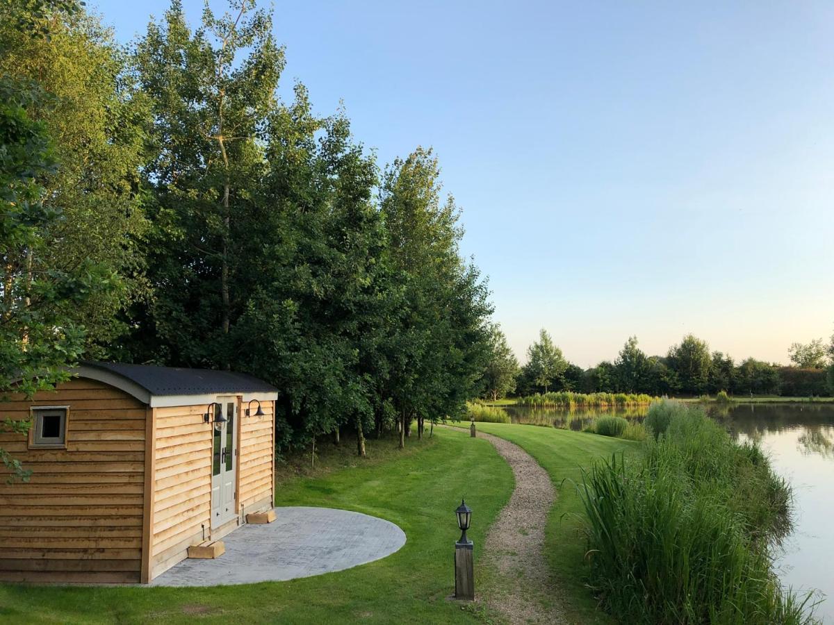 Luxury Shepherds Hut - The Moorhen By The Lake York Dış mekan fotoğraf