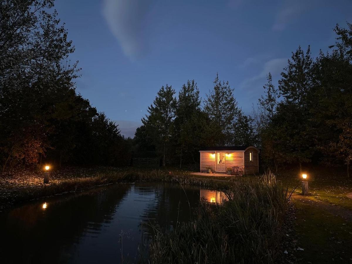 Luxury Shepherds Hut - The Moorhen By The Lake York Dış mekan fotoğraf