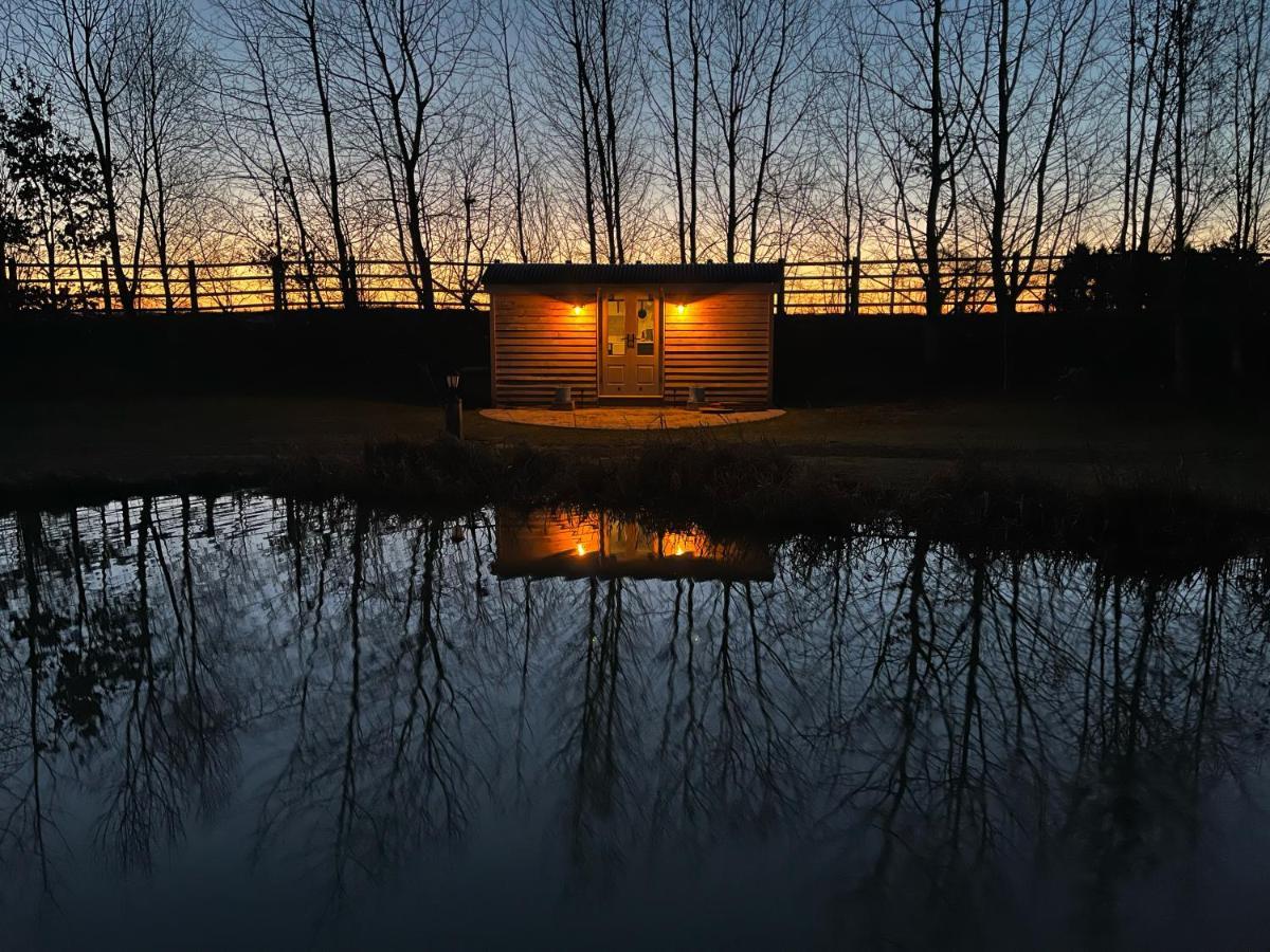 Luxury Shepherds Hut - The Moorhen By The Lake York Dış mekan fotoğraf